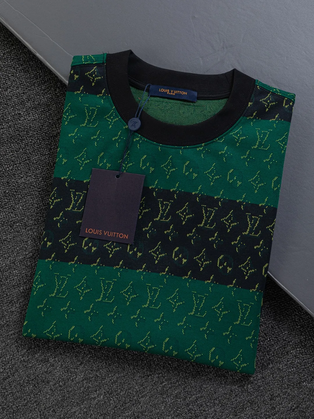 🅿️200 Louis Vuitton 1V LV lv slightly wide version S-XL LV 26ss new products are available at counters simultaneously. Multiple craftsmanship. Contrast color jacquard large stripes all over the body 🪡 embroidery. Round neck short-sleeved T-shirt, same style for men and women! Consigned to one-to-one creation. Synchronized with the official website, pure cotton fabrics at the counter! It is close to the skin and comfortable, durable and easy to wear. It has a classic and simple logo design and meticulous original craftsmanship. Short-sleeves, a must-have item for men, do not appear to be the same for the general public, but must be unique and eye-catching. This LV short-sleeve is all about quality, comfort, the same shape and fashion as always, including fabrics and cutting techniques. All of them have been made with great effort! 320 grams of washed pure cotton fabric, pure cotton is breathable, very refreshing and comfortable for daily wear. The rib knitting on the neckline is smooth and tight, and the neckline will not be skewed if you toss it at will. The loose version, you will find that it looks really good on the upper body. The overall is minimalist and neat, super versatile for daily use! Pair it casually with a pair of pants for a youthful look. A T-shirt will make your outfit crazy. It is a fashionable item that can never go wrong! Color: Black White Size: S-XL Size chart: S: Shoulder width 50-Bust 56-Length 70 M: Shoulder width 52-Bust 57-Length 72 L: Shoulder width 54-Bust 59-Length 74 XL: Shoulder width 56-Bust 62-Length 76